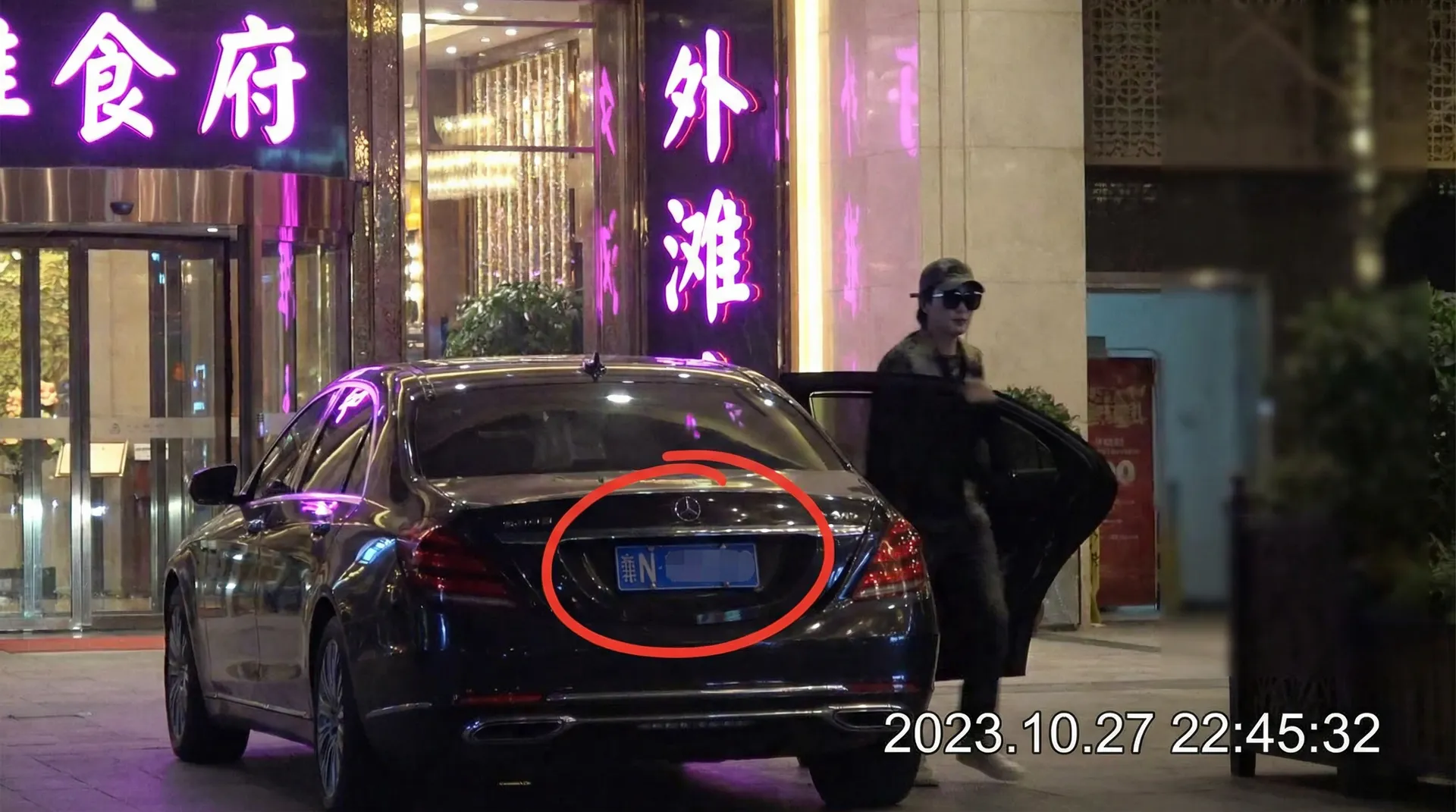 寸止大赛 - 豪车餐厅外偷拍